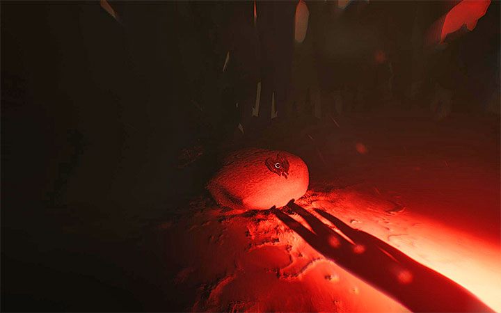 Nowa lokacja jest bardzo ciemna, ale wykorzystuj to, że latarnia rozświetla okolicę - Czwarta zagadka z projektorem | Rozwiązanie zagadki w Layers of Fear 2 - Layers of Fear 2 - poradnik do gry