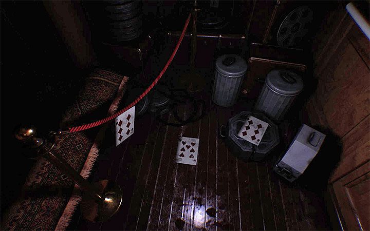 Rozejrzyj się po okolicy za leżącymi na podłodze trzema kartami do gry - pokazuje je powyższy obrazek - Trzecia zagadka z kłódką | Rozwiązanie zagadki w Layers of Fear 2 - Layers of Fear 2 - poradnik do gry