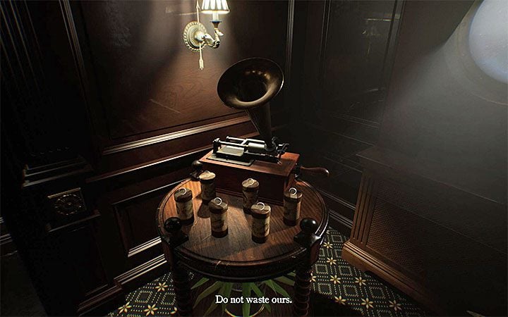 Najważniejszą cechą trybu Nowa Gra Plus jest to, że gra zapamiętuje wszystkie znajdźki, które odblokowałeś w trakcie pierwszego przejścia - Nowa Gra+ w Layers of Fear 2 - Layers of Fear 2 - poradnik do gry