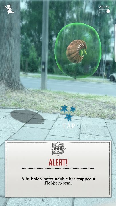 Jeśli odpowiednio wycelujesz gwiazdki zmienią kolor na niebieski - Jak łapać magiczne stworzenia w Harry Potter Wizards Unite? - Harry Potter Wizards Unite - poradnik do gry