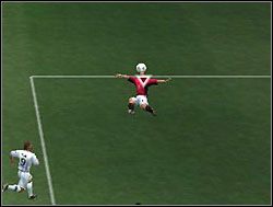 Woleje, nożyce oraz przewrotki wykonuje się podobnie do główek, jednak w tym przypadku należy nacisnąć klawisz A i oczywiście wybrać kierunek za pomocą kursorów - ROZGRYWKA | FIFA Football 2003 - FIFA Football 2003 - poradnik do gry