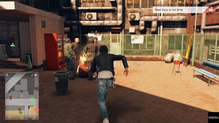 Odnajdziesz pustą torbę - idź do kolejnego znacznika, a odnajdziesz mężczyznę, Diminutive Vagabond, który przywłaszczył sobie poszukiwaną kurtkę z tygrysem - Judgment: Yagami Detective Agency - solucja, opis przejścia, poboczne śledztwa - Judgment - poradnik do gry