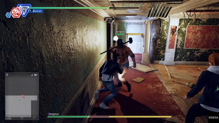 Cofnij się teraz i idź w kierunku znacznika - otwórz drzwi i rozpocznij walkę - Judgment: Rozdział 12 Behind Closed Doors - solucja, opis przejścia - Judgment - poradnik do gry