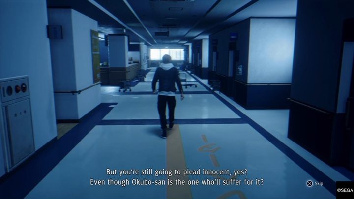 Po pewnym czasie dotrzesz do ciała policjanta - obok niego znajdziesz złotą kartę dostępu - Judgment: Finale Down Came the Rain - solucja, opis przejścia - Judgment - poradnik do gry