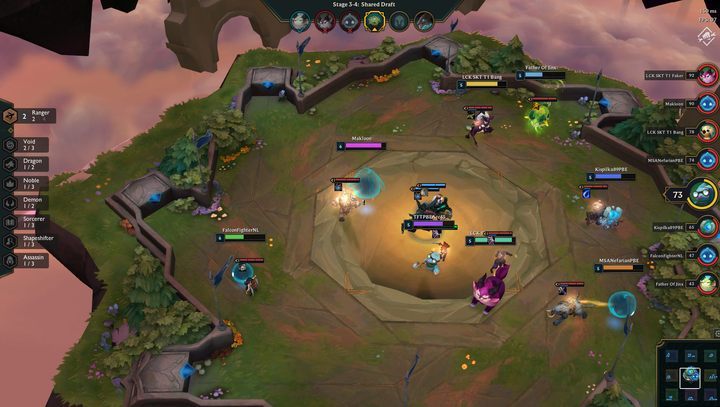 Karuzela to specjalna runda, podczas której wszyscy gracze zostają przeniesieni w jedno miejsce, gdzie znajduje się losowa pula bohaterów - Z kim i kiedy walczymy oraz karuzela w LoL Potyczki Taktyczne - Potyczki Taktyczne | Teamfight Tactics | TFT - poradnik do gry