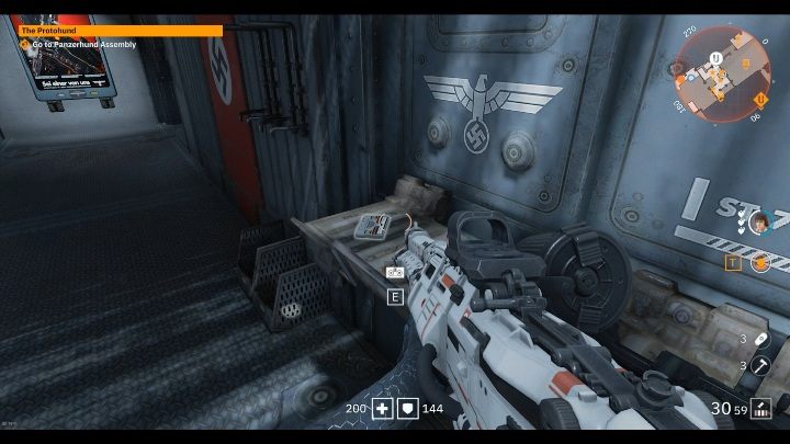 Koło nazistowskich znaków jest małe biurko, na nim leży biała kaseta - Bulwar Zwycięstwa | Sekrety w Wolfenstein Youngblood - Wolfenstein: Youngblood - poradnik do gry