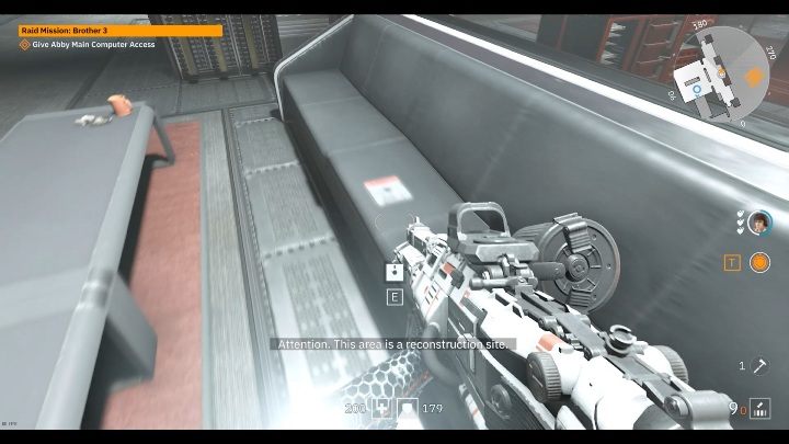 Na długiej, czarnej kanapie znajdziesz samotnie leżącą dyskietkę - Brat 3 | Sekrety w Wolfenstein Youngblood - Wolfenstein: Youngblood - poradnik do gry