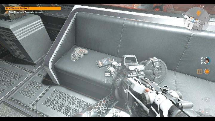 Na czarnej kanapie leża pieniądze i okładka UVK - Brat 3 | Sekrety w Wolfenstein Youngblood - Wolfenstein: Youngblood - poradnik do gry