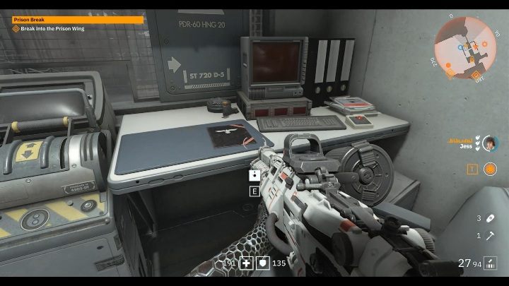 Na biurku koło komputera, segregatorów oraz notatników leży dyskietka - Brat 1 | Sekrety w Wolfenstein Youngblood - Wolfenstein: Youngblood - poradnik do gry