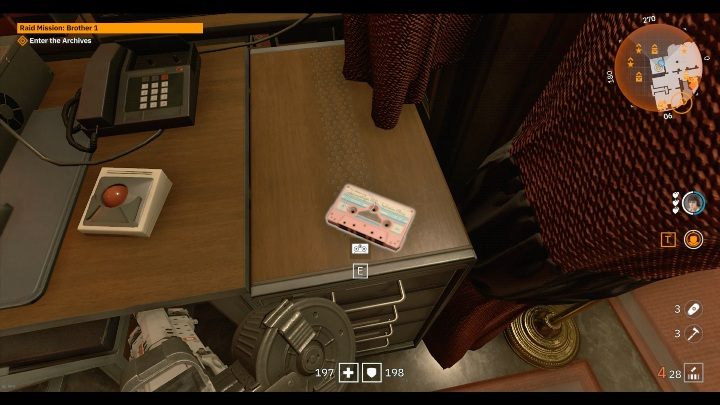 Na dużym drewnianym biurku znajduje się mała, różowa kaseta - Brat 1 | Sekrety w Wolfenstein Youngblood - Wolfenstein: Youngblood - poradnik do gry