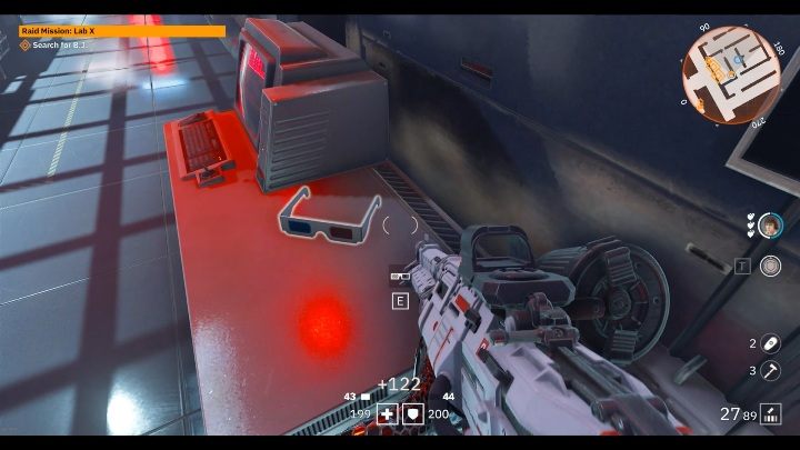 Pod niebieską tablicą znajduje się metalowy stół, a na nim okulary - Lab X | Sekrety w Wolfenstein Youngblood - Wolfenstein: Youngblood - poradnik do gry