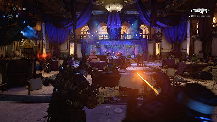 W Sali tanecznej będziesz musiał odeprzeć zmasowany atak robotów samobójców - Akt 1 Rozdział 4 - Nadchodzi zmiana | Solucja Gears 5 - Gears 5 - poradnik do gry