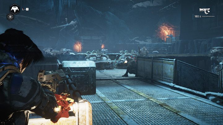 W następnej Sali będziesz musiał stoczyć walkę z kilkunastoma przeciwnikami, którzy zostaną wypuszczeni z kapsuł - Akt 2 Rozdział 5 - Mniejsze tajemnice | Solucja Gears 5 - Gears 5 - poradnik do gry