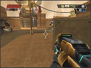 By wykonać to zadanie, musisz strzelić w miejsce styku latarni najbliżej kontenera z podłożem, przez co przewróci się ona i utłucze naszego delikwenta - Main Gate | Sopots Citadel | Red Faction II - Red Faction II - poradnik do gry