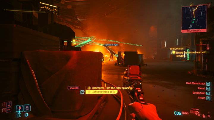 Zanim opuścicie pierwsze pomieszczenie pozbierajcie bronie z pojemników, bo domyślnie jesteście bezbronni - Cyberpunk Phantom Liberty: Dzień próby - solucja, opis przejścia - Cyberpunk 2077 - poradnik do gry