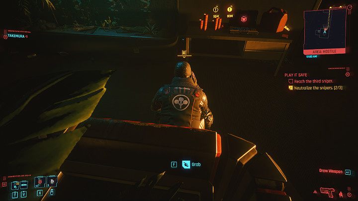 Po lewej stronie siedzi kolejny strażnik, ale jest zajęty rozmową przez telefon - Cyberpunk 2077: Przerwane milczenie/Play It Safe - solucja, opis przejścia - Cyberpunk 2077 - poradnik do gry