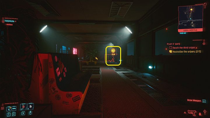 Bez względu na to, którą ścieżkę wybrałeś, dostaniesz się do kładki, którą patroluje kolejny strzelec - zajdź go od tyłu i wyeliminuj lub po prostu strzel w jedną minę, a eksplozja natychmiast wykończy snajpera - Cyberpunk 2077: Przerwane milczenie/Play It Safe - solucja, opis przejścia - Cyberpunk 2077 - poradnik do gry