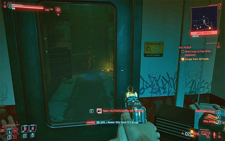 Brick przetrzymywany jest w zamkniętym pomieszczeniu, które można zauważyć na powyższym obrazku - Cyberpunk 2077: Bilet wstępu/The Pickup - solucja, opis przejścia - Cyberpunk 2077 - poradnik do gry