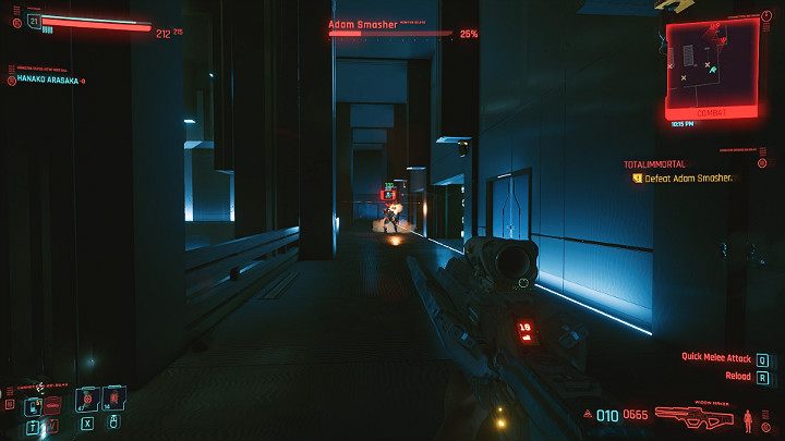 Gdy Smasher nieco przykucnie i przechyli się do przodu to znak, że skorzysta z wyrzutni nad lewym ramieniem i wystrzeli w Twoim kierunku pociski rakietowe - Cyberpunk 2077: Siostra i brat/Totalimmortal - solucja, opis przejścia - Cyberpunk 2077 - poradnik do gry