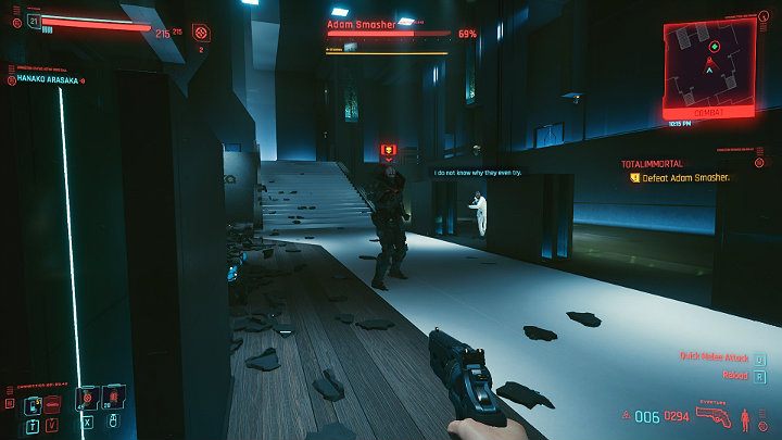 Gdy zauważysz, że Smasher chce skorzystać z działa wbudowanego w prawą rękę, natychmiast schowaj się za jakąś zasłonę, by uniknąć otrzymania sporych obrażeń - Cyberpunk 2077: Jak pokonać bossa Adam Smasher? - Cyberpunk 2077 - poradnik do gry