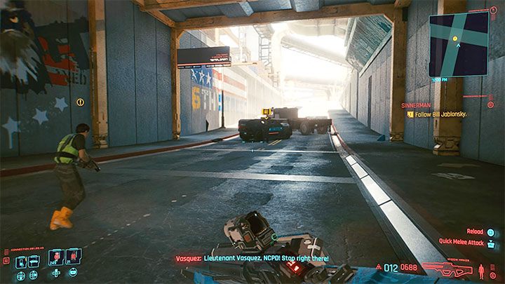 Bill Jablonsky będzie chciał zamordować Joshuę, ale ochraniający Joshuę porucznik Vasquez wyda Billowi rozkaz zatrzymania się - Cyberpunk 2077: Uliczna sprawiedliwość/Sinnerman - solucja, opis przejścia - Cyberpunk 2077 - poradnik do gry