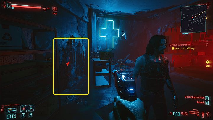 Gdy dojdziesz do pomieszczenia z niebieskim neonem zwróć uwagę na wyrwę w ścianie po lewej stronie - Cyberpunk 2077: Mieszkanie nr 303/Search and Destroy - solucja, opis przejścia - Cyberpunk 2077 - poradnik do gry