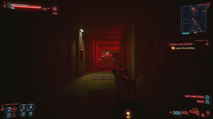 Idąc w lewą stronę natkniesz się na kilku przeciwników, których będziesz musiał zlikwidować przy użyciu broni - Cyberpunk 2077: Mieszkanie nr 303/Search and Destroy - solucja, opis przejścia - Cyberpunk 2077 - poradnik do gry
