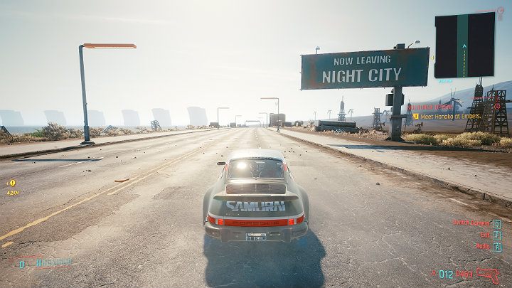 Mapa świata w grze Cyberpunk 2077 wraz z niegościnnymi obszarami poza miastem (pustkowia Badlands) jest naprawdę duża, a na granicach Night City umieszczono sporych rozmiarów tablice informujące o tym, że jadąc dalej w tę stronę opuścisz miasto - Cyberpunk 2077: Czy można opuścić miasto? - Cyberpunk 2077 - poradnik do gry