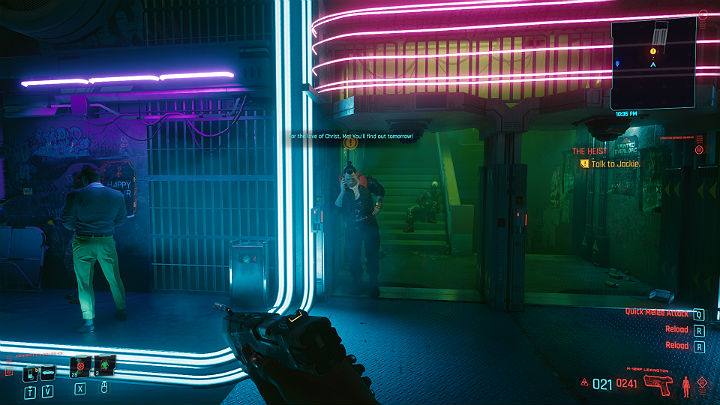 Gdy będziesz już na miejscu, idź porozmawiać z Jackiem, który czeka na V przed zejściem do klubu - Cyberpunk 2077: Skok na głęboką wodę/The Heist - solucja, opis przejścia - Cyberpunk 2077 - poradnik do gry