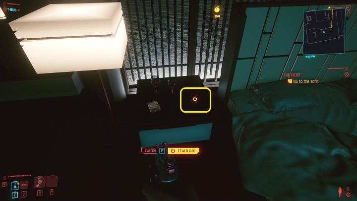 Jak już doskonale wiesz, biochip na którym tak zależy Evelyn Parker schowany jest w sejfie, a ten został ukryty pod podłogą apartamentu - Cyberpunk 2077: Skok na głęboką wodę/The Heist - solucja, opis przejścia - Cyberpunk 2077 - poradnik do gry