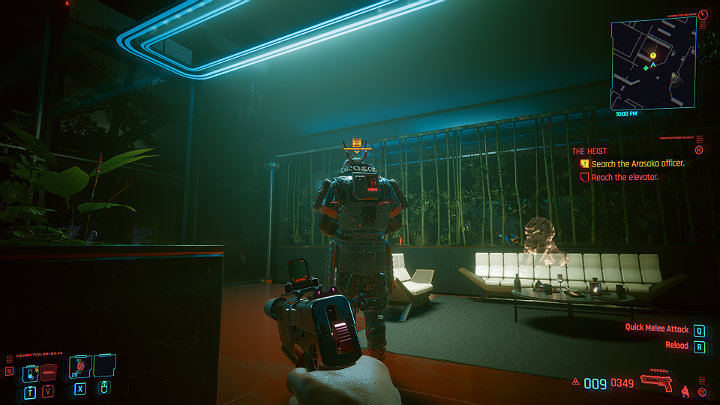 Teraz możesz zajść pierwszego przeciwnika i wyeliminować go w momencie, gdy nie będzie patrzył w Twoją stronę - Cyberpunk 2077: Skok na głęboką wodę/The Heist - solucja, opis przejścia - Cyberpunk 2077 - poradnik do gry