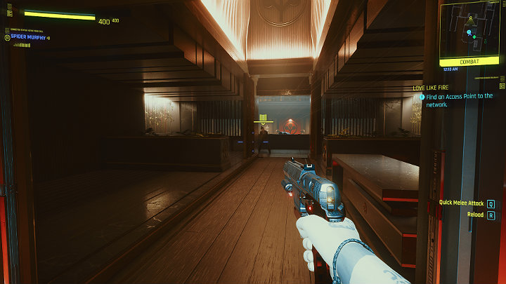 W dużym pomieszczeniu za drzwiami czeka na Ciebie wielu ochroniarzy, ale nie powinni sprawić Ci większego problemu ze względu na to, że Johnny dysponuje potężną bronią - Cyberpunk 2077: Operacja Firestorm/Love Like Fire - solucja, opis przejścia - Cyberpunk 2077 - poradnik do gry