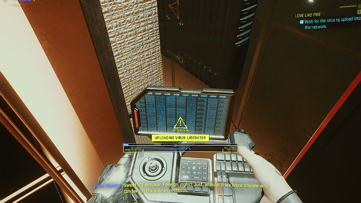 Wejdź schodami na wyższe piętro i przejdź do obszernego biura - Cyberpunk 2077: Operacja Firestorm/Love Like Fire - solucja, opis przejścia - Cyberpunk 2077 - poradnik do gry