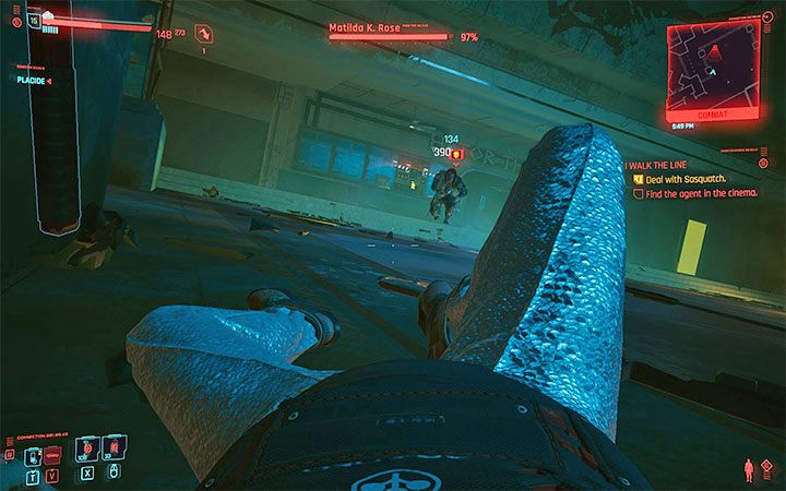 Jeżeli zostaniesz powalony na ziemię, to Sasquatch może złapać bohatera i podjąć próbę zhakowania twoich systemów - Cyberpunk 2077: Jak pokonać bossa Sasquatch? - Cyberpunk 2077 - poradnik do gry