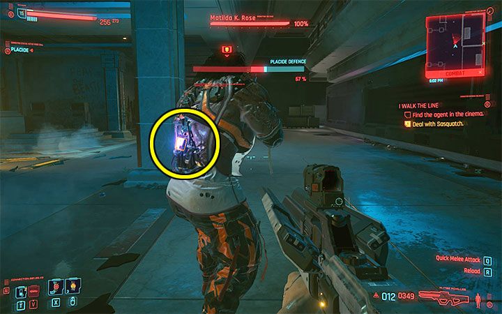 Słaby punkt na ciele Sasquatch to fioletowy pojemnik na jej plecach - musisz zajmować się atakowaniem go - Cyberpunk 2077: Jak pokonać bossa Sasquatch? - Cyberpunk 2077 - poradnik do gry