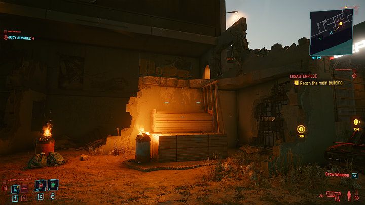 Główne drzwi są zamknięte (wymagane Zdolności Techniczne na poziomie co najmniej 7 punktów), ale na ogrodzony teren możesz także dostać się po stercie drewna, którą znajdziesz po lewej stronie - Cyberpunk 2077: Bezład/Disasterpiece - solucja, opis przejścia - Cyberpunk 2077 - poradnik do gry