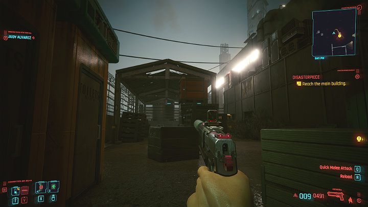 Wejście alternatywne prowadzi przez stertę palet, a następnie na metalowy daszek - Cyberpunk 2077: Bezład/Disasterpiece - solucja, opis przejścia - Cyberpunk 2077 - poradnik do gry