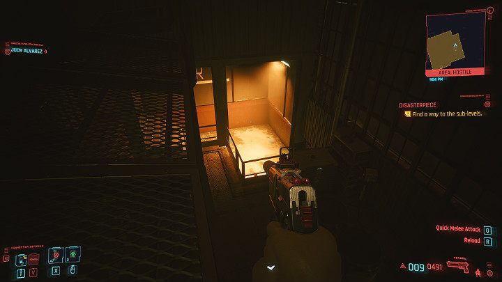 Skręć w lewo i w momencie, gdy strażnik patrolujący dolny poziom odwróci się w drugą stronę, zeskocz na dół i zejdź schodami na niższy poziom budynku - Cyberpunk 2077: Bezład/Disasterpiece - solucja, opis przejścia - Cyberpunk 2077 - poradnik do gry