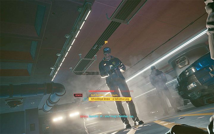 W garażu pojawi się policja i rozpocznie się rozmowa z dowodzącym akcją inspektorem Stintsem - Cyberpunk 2077: Koledzy z sąsiedztwa - quest pochodzenia Punk - solucja - Cyberpunk 2077 - poradnik do gry