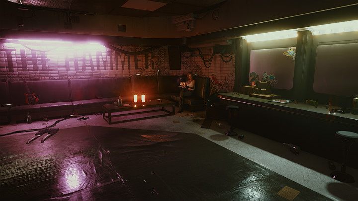 Gdy wcielisz się w Johnnyego, najpierw złap za mikrofon na scenie, a następnie porozmawiaj z Kerrym i wejdź do garderoby - Cyberpunk 2077: Czynnik ludzki/Transmission - solucja, opis przejścia - Cyberpunk 2077 - poradnik do gry