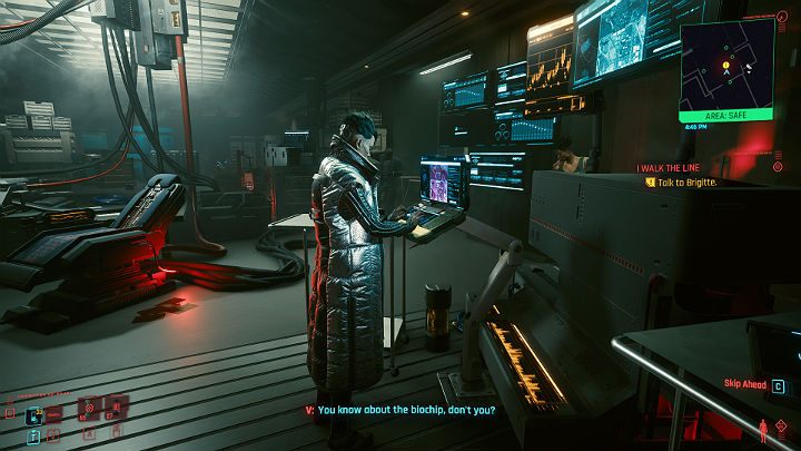 Do rozmowy wtrąci się Brigitte i zechce sprawdzić stan biochipu V - Cyberpunk 2077: Rozpoznanie wzorca/I Walk the Line - solucja, opis przejścia - Cyberpunk 2077 - poradnik do gry