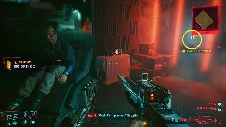 Solucja: twoim zadaniem jest dostanie się do budynku, a następnie do drzazgi leżącej na półce, na pierwszym piętrze - Cyberpunk 2077: Kradzież, Watson - kontrakty, solucja, mapa - Cyberpunk 2077 - poradnik do gry