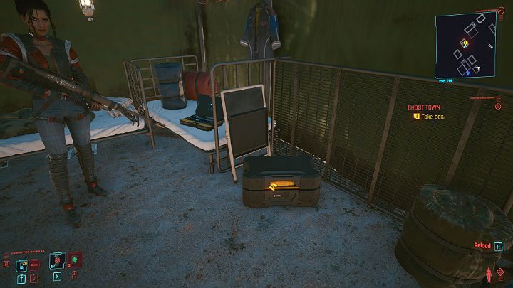 Idź za Panam do namiotu i weź skrzynkę z dodatkowych wyposażeniem, a następnie wróć z Nomadką do samochodu, załaduj sprzęt do bagażnika i zajmij miejsce pasażera - Cyberpunk 2077: Na rozdrożach/Ghost Town - solucja, opis przejścia - Cyberpunk 2077 - poradnik do gry