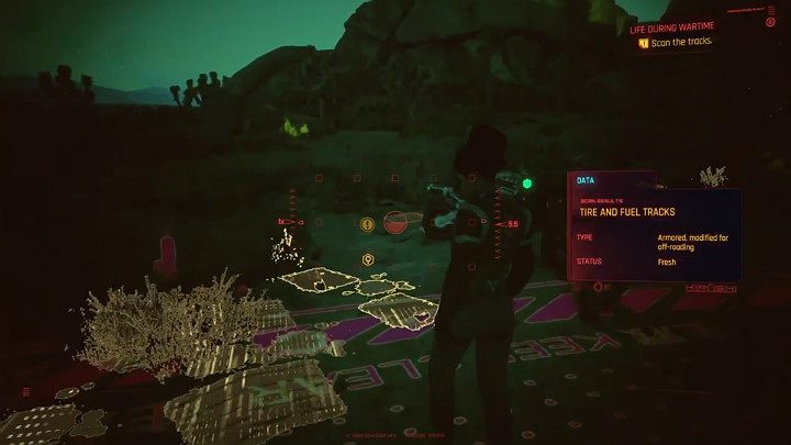 Jeśli nie uzyskałeś potrzebnych informacji od pilota musisz włączyć skaner i znaleźć ślady opon pojazdu, którym został przewieziony w inne miejsce - Cyberpunk 2077: Pasażer/Life During Wartime - solucja, opis przejścia - Cyberpunk 2077 - poradnik do gry