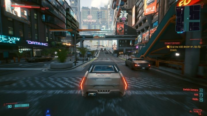 Kamerę w trakcie jazdy możesz zmieniać przy pomocy poniższych przycisków - Cyberpunk 2077: Pojazdy i garaż - Cyberpunk 2077 - poradnik do gry