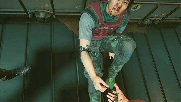 Jeżeli postanowiłeś darować Graysonowi życie, to otrzymasz kartę dostępu i informacje o wartościowym prezencie przechowywanym w kontenerze - Cyberpunk 2077: Gdzie jest Johnny? (Rogue i Johnny)/Chippin In - solucja - Cyberpunk 2077 - poradnik do gry