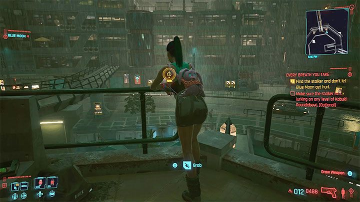Jeśli chcesz zaczekać, to dotrzyj do pokazanego na obrazku pomostu na jednym z wyższych poziomów - Cyberpunk 2077: Spacer z gwiazdą - solucja, opis przejścia - Cyberpunk 2077 - poradnik do gry