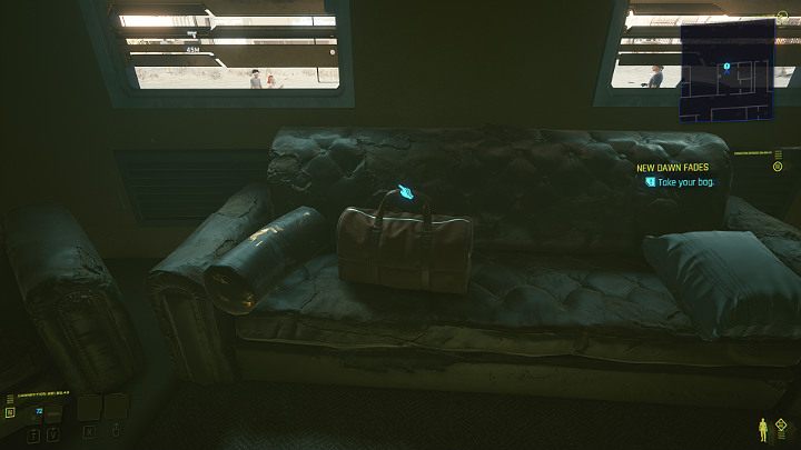 Przechodzi do salonu, zabiera bilet autobusowy ze stołu, broń Rogue z wiszącej półki, niewielką torbę z kanapy i wychodzi z mieszkania - Cyberpunk 2077: Zakończenie Johnnyego - współpraca z Rogue - Cyberpunk 2077 - poradnik do gry