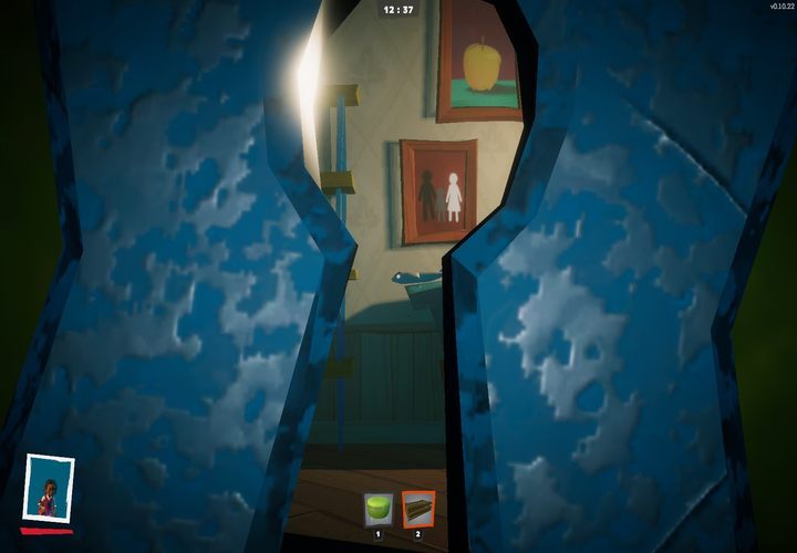 Spojrzenie przez dziurkę od klucza pozwoli Ci na zorientowanie się, czy zagrożenie ze strony sąsiada już minęło. - Porady ogólne do Secret Neighbor - Secret Neighbor - poradnik do gry