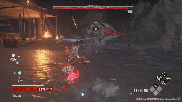 Pierwsza faza Invading Executioner to dosłowne przyklejenie się do niej - Invading Executioner | Boss w Code Vein - Code Vein - poradnik do gry